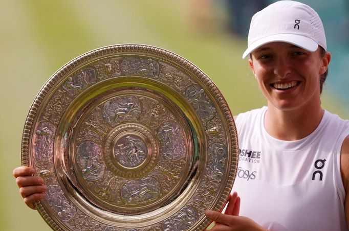Iga Šwiateková s trofejí pro vítězku Wimbledonu 2025