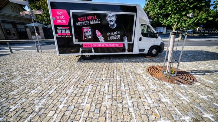 Babiš rozdával v Průhonicích zmrzlinu. Odpůrci malovali na zem kříže za oběti covidu; Zdroj foto: ČTK