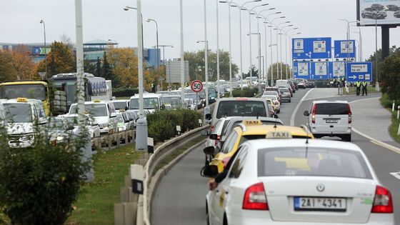 Fotoblog: Uber! Taxikáři pomalou jízdou blokovali letiště. Autobusy jezdily přes ranvej