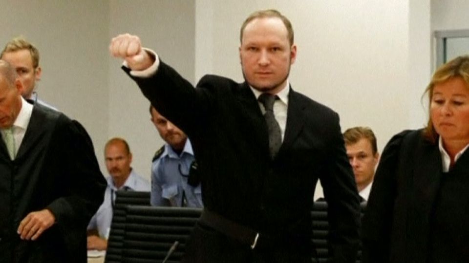 Video: Vrah 77 lidí Anders Breivik vyslechl rozsudek s úsměvem