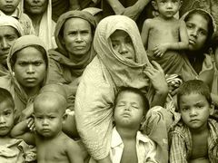 Největší uprchlická krize v Asii se odehrává kolem Myanmaru. V uprchlických táborech tam žijí statisíce lidí. Členové menšin utíkají z Myanmaru před zásahy vojenské junty. Na snímku uprchlíci v táboře Kutupalong v Bangladéši.