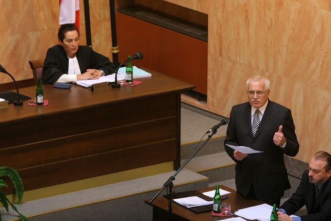 Václav Klaus mluví na jednání Ústavního soudu. Pozorně jej sleduje soudkyně Michaela Židlická.