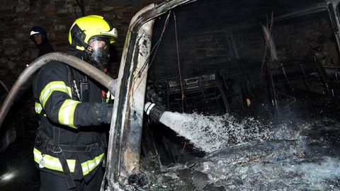 Zraněný hasič, dvacítka evakuovaných lidí. Rušná noc pražských hasičů
