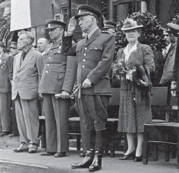 Beneš společně s generálem Ludvíkem Svobodou přihlížejí defilé 1. čs. armádního sboru. | Foto: Vojenský historický ústav