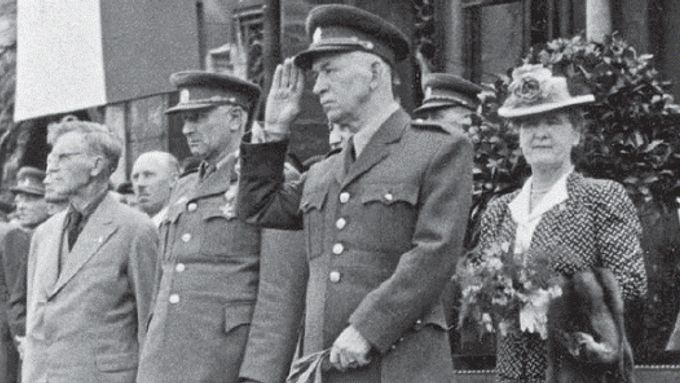 Prezident republiky Edvard Beneš společně s generálem Ludvíkem Svobodou přihlížejí defilé 1. čs. armádního sboru. Píše se rok 1945