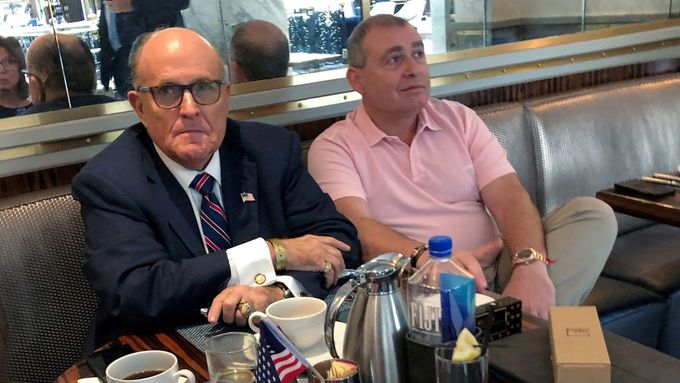 Trumpův právník Rudy Giuliani na kávě s podnikatelem Parnasem.