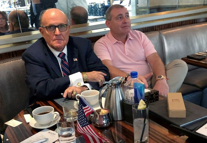 Trumpův právník Rudy Giuliani na kávě s podnikatelem Parnasem.