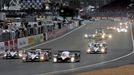 Start 24 hodin v Le Mans. V čele byl ještě Peugeot 908 Sébastiana Bourdaise, který však v další zatáčce udělal chybu a do vedení šlo Audi.