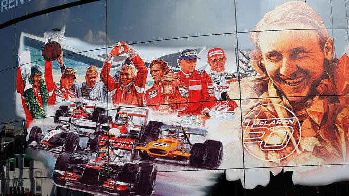 Půl století McLarenu, to je dvanáct titulů mistra světa mezi jezdci a osm Pohárů konstruktérů. Nahlédněte s námi pod pokličku slavné britské stáje.