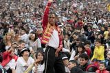 Imitátor Michaela Jacksona v čele fanoušků, jejichž hromadný tanec v sobotu překonal světový rekord.