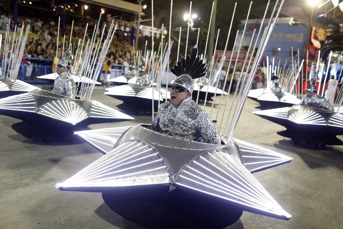 Revellers of the Salgueiro samba school participate on the first night of the annual carnival parade in Rio de Janeiro's Sambadrome, February 10, 2013. REUTERS/Pilar Olivares (BRAZIL - Tags: SOCIETY) Published: Úno. 11, 2013, 1:25 dop.