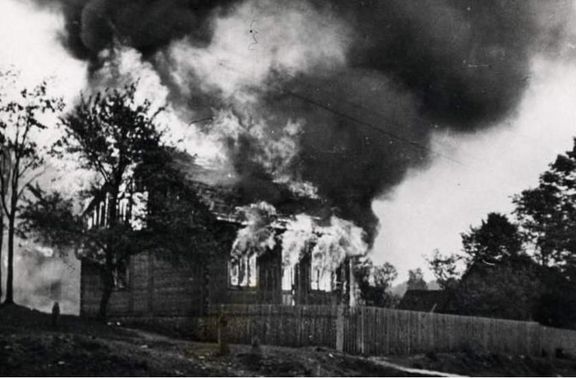 Vypálený polský Michniów v červenci 1943. 