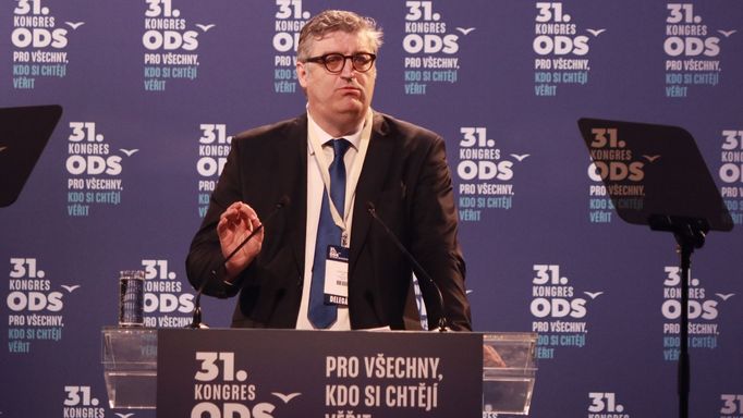 Bývalý europoslanec ODS Hynek Fajmon kritizoval vedení, že málo privatizuje, vybízel například k privatizaci České pošty a Českých drah