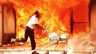 Rok 1992: Los Angeles spalují požáry. Jde o začátek nepokojů po verdiktu v případu brutálního zásahu policie proti černošskému motoristovi Rodneymu Kingovi. Plameny v ulicích čtvrti South Central vyšlehly během prvního dne rozsáhlých nepokojů, které následovaly po zproštění čtyř policistů. Ti čelili obvinění z napadení Rodneyho Kinga. V ulicích panuje chaos, dochází k rabování a násilnostem.