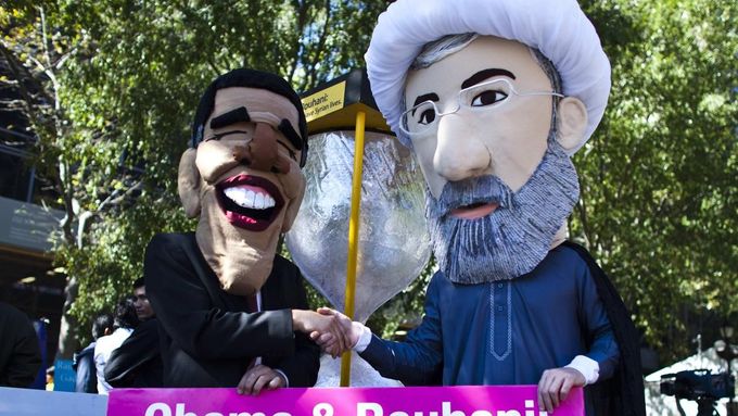 Členové organizace Avaaz, monitorující dodržování lidských práv ve světě, s figurínami Obamy a Rúháního před sídlem OSN v New Yorku.