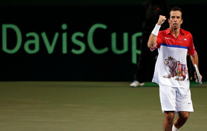 Radek Štěpánek se raduje z výhry nad Japoncem Item ve čtvrtfinále Davis Cupu