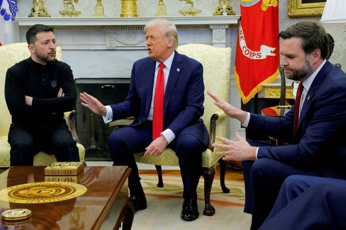 Ukrajinský prezident Volodymyr Zelenskyj, šéf Bílého domu Donald Trump a americký viceprezident J. D. Vance během společného jednání, Bílý dům, 28. února 2025.