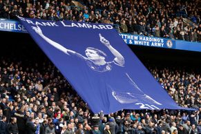 Wenger sledoval z tribuny, jak fanoušci Chelsea oslavili vítězné derby a vzdali hold Lampardovi