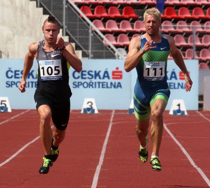 Pavel Maslák a Jiří Vojtík běží 100 metrů během Memoriálu Josefa Odložila.