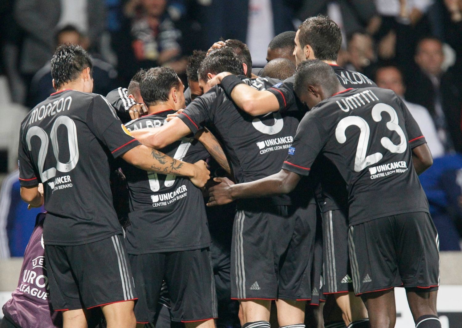 Fotbalisté Olympique Lyon slaví gól proti Athleticu Bilbao v utkání Evropské ligy 2012/13.