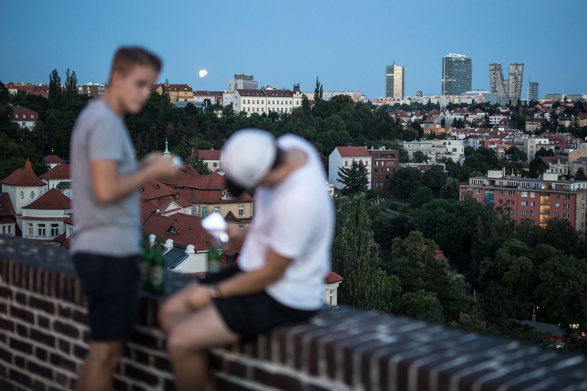 Lidé pozorující částečné zatmění Měsíce, srpen 2017