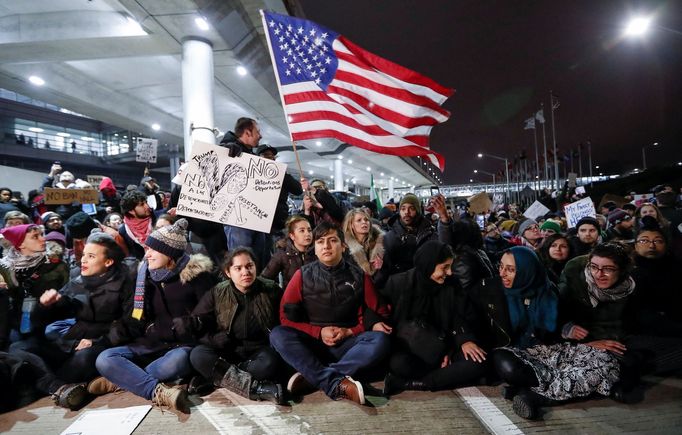 Americký prezident Donald Trump uvalil na mnoho muslimů zákaz přicestovat do USA.