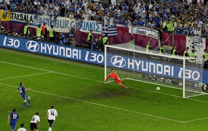 Dimitris Salpingidis proměňuje penaltu během utkání Německo - Řecko ve čtvrtfinále Eura 2012.