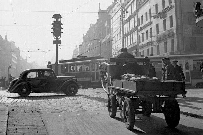 Semafor v Praze na na křižovatce ulice Na Můstku a Václavské náměstí v roce 1939.