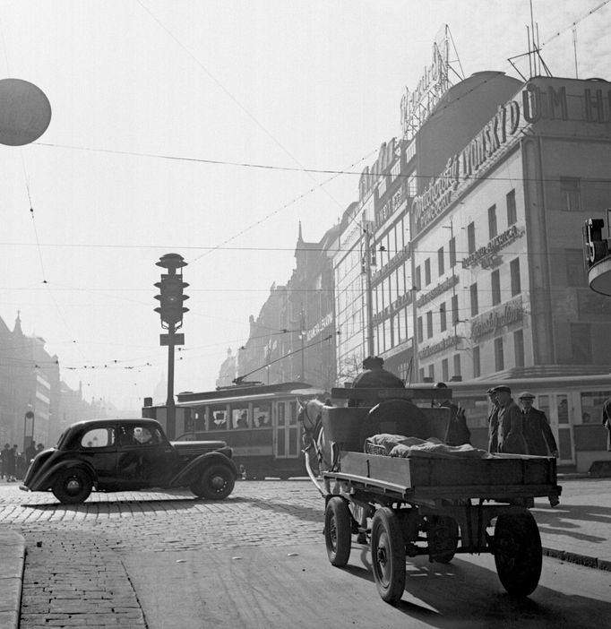 Semafor v Praze na na křižovatce ulice Na Můstku a Václavské náměstí v roce 1939.