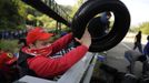 A striking coal miner places tyres onto a barricade on the A-66 motorway in Vega del Rey, near Oviedo, northern Spain, June 4, 2012. Spain's economy is contracting for the second time since late 2009 and four years of stagnation and recession have pushed unemployment above 24 percent, the highest rate in the European Union. REUTERS/Eloy Alonso (POLITICS CIVIL UNREST BUSINESS) Published: Čer. 4, 2012, 10:13 dop.