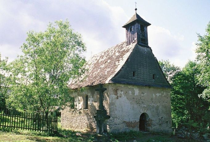 Kaple v Pekařově (Olomoucký kraj) před obnovou.