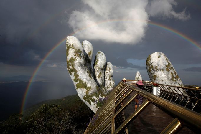 Obří ruka podpírá na kopci Ba Na v nadmořské výšce 1000 metrů nad mořem lávku nazvanou Gold Bridge v blízkosti města Danang ve Vietnamu.