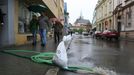 Včera osm večer vyhlásili ve Valašském Meziříčí druhý povodňový stupeň, aby ho za půl hodiny zvýšili na třetí.