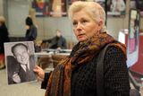 Hned u vchodu musela Zuzana Roithová odpovídat na otázku dokumentaristy Víta Janečka. Kdo že je na fotografii?