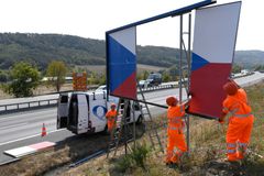 Dva roky na odstranění billboardů od dálnic nestačily. Stále jich zbývají stovky