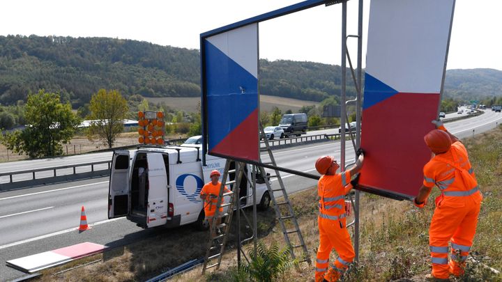 Silničáři mohou začít odstraněné billboardy likvidovat, dosud je museli skladovat