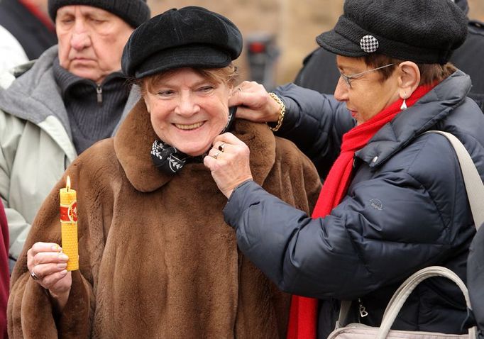 Dvě pamětnice. Socioložka Jiřina Šiklová upravuje šálu herečce Vlastě Chramostové.