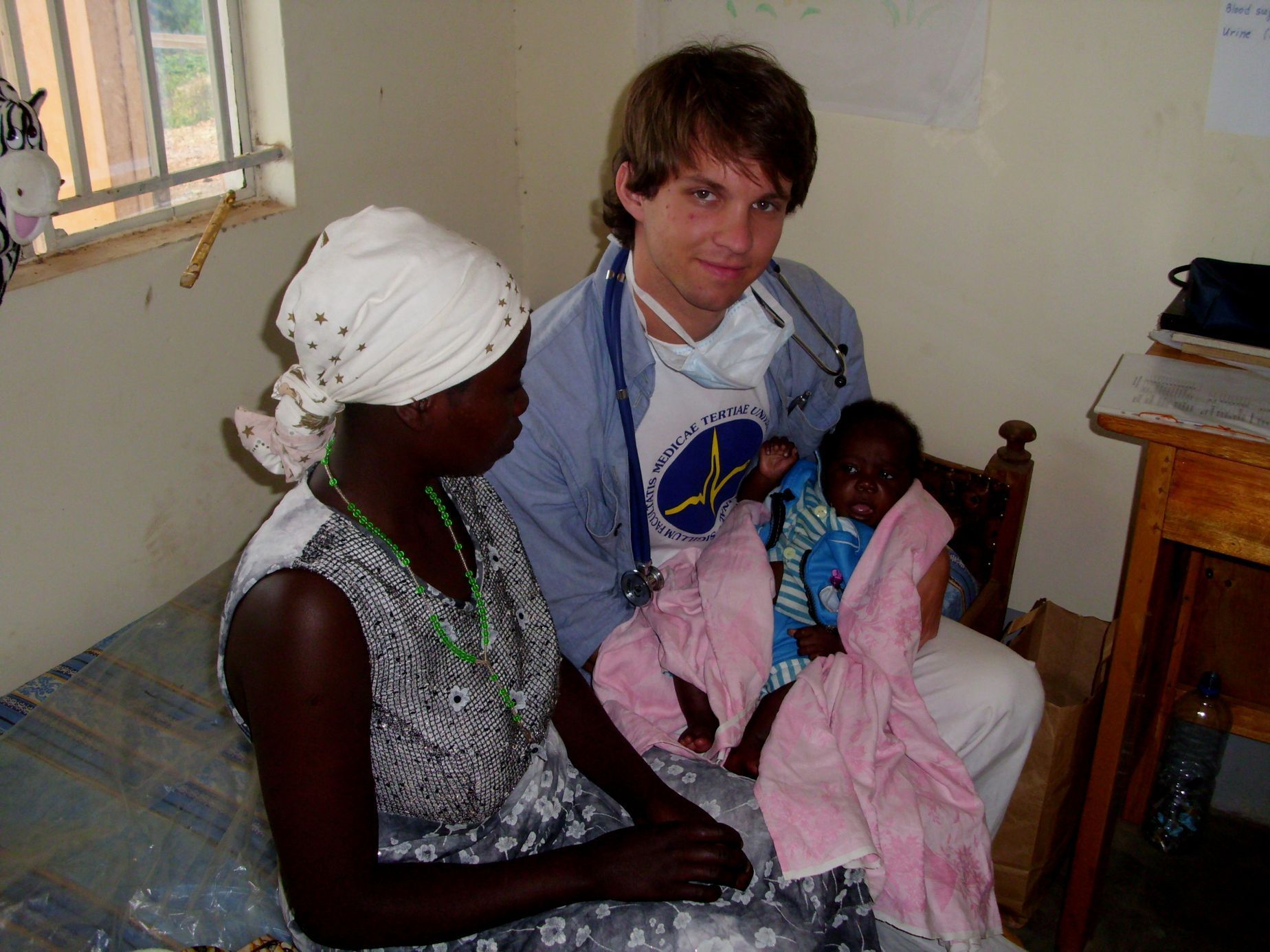 Medik Lukáš Malý při práci na klinice, kde se věnují prevenci a péči o dlouhodobě nemocné a umírající v Ugandě.