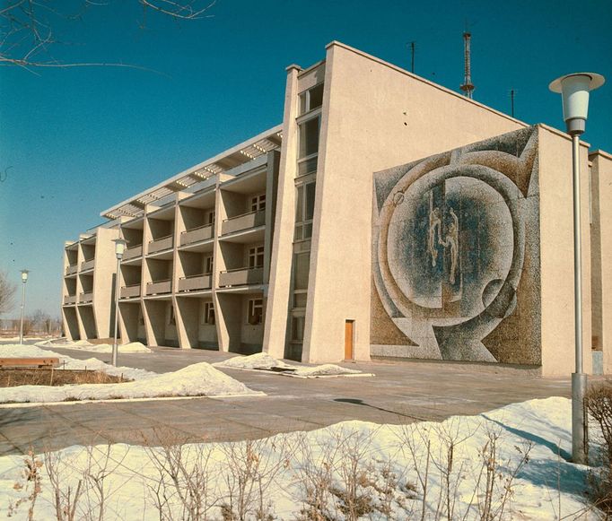 Z kosmodromu Bajkonur byla 2. března 1978 vypuštěna do Vesmíru kosmická loď Sojuz 28 s první mezinárodní posádkou .Tvořili ji velitel lodi kosmonaut Alexej Gubarev (SSSR ) a Vladimír REMEK (ČSSR). Na sn. hotel kosmonautů na Bajkonuru ,kde kosmonaiti bydlí a připravují se těsně před startem do vesmíru.