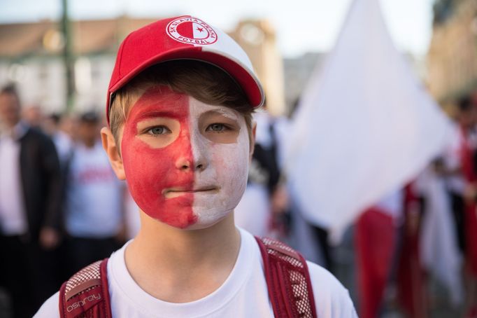 Pochod fanoušků Slavie z Náměstí Republiky na finále Mol Cupu na stadion pražské Sparty na Letné.