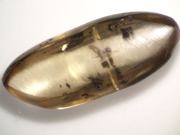 Hnědou barvu způsobuje proces zvaný plastická deformace - během tvorby diamantu se v jeho struktuře vytvářejí defekty, což ovlivňuje způsob, jakým kámen odráží světlo.