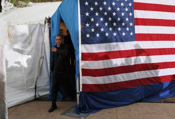 U.S. President Barack Obama arrives at a campaign rally in Dubuque, Iowa, November 3, 2012 REUTERS/Jason Reed (UNITED STATES - Tags: POLITICS ELECTIONS USA PRESIDENTIAL ELECTION) Published: Lis. 3, 2012, 11:25 odp.