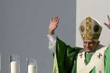 Papež Benedikt XVI. zahájil dnes druhý den návštěvy v rodném Bavorsku velkou mší pod širým nebem na veletržním výstavišti v Mnichově.