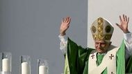 Papež Benedikt XVI. zahájil dnes druhý den návštěvy v rodném Bavorsku velkou mší pod širým nebem na veletržním výstavišti v Mnichově.