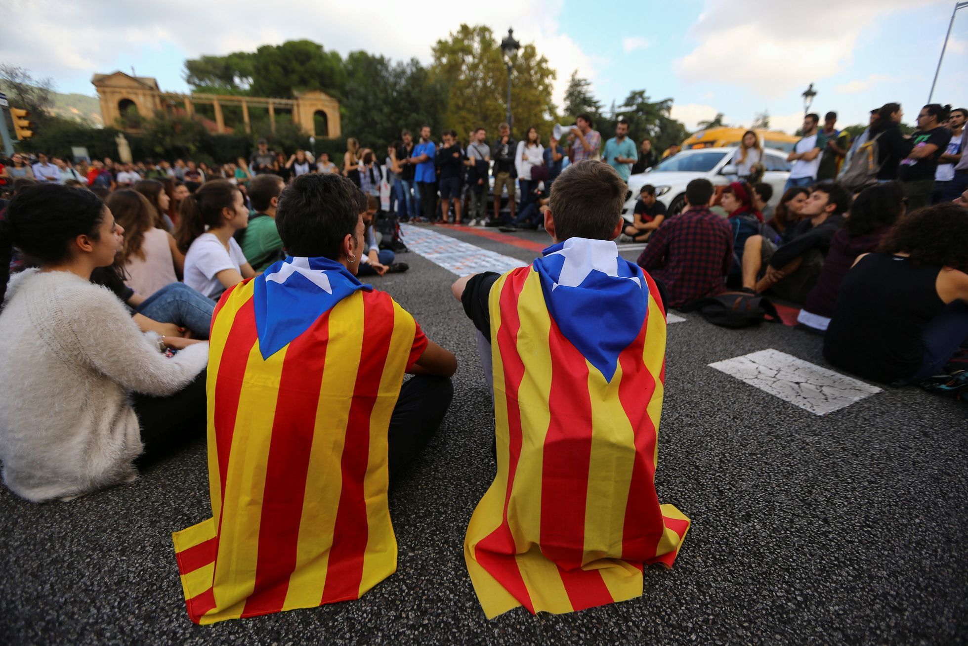 Katalánští studenti protestují proti zatčení vůdců katalánských separatistů.