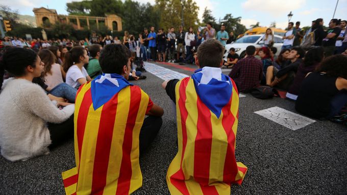 Katalánští studenti na jedné z demonstrací, kterých proběhlo od nelegálního referenda na začátku října už několik.