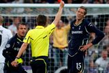 Útočník Tottenhamu Peter Crouch dostal v patnácté minutě utkání s Realem Madrid zbytečnou červenou kartu.
