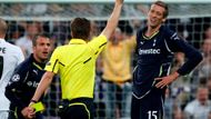 Útočník Tottenhamu Peter Crouch dostal v patnácté minutě utkání s Realem Madrid zbytečnou červenou kartu.