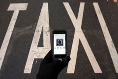 Uber pozastavuje svou službu ve Francii. Bojí se o řidiče