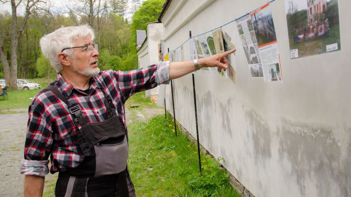 Ze Staré Vody zbyl prales a kostel vystřílený Sověty. Skauti místo znovu oživili